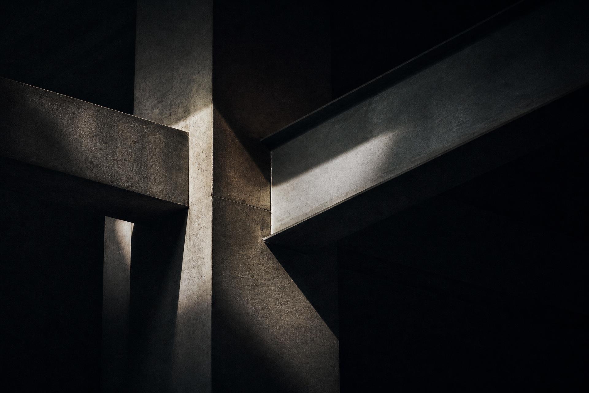 Estrutura arquitectónica em betão e aço, iluminada lateralmente